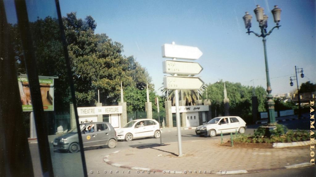 ORAN 10 2005 116 ENTREE THEATRE DE VERDURE ET PETIT VICHY.jpg